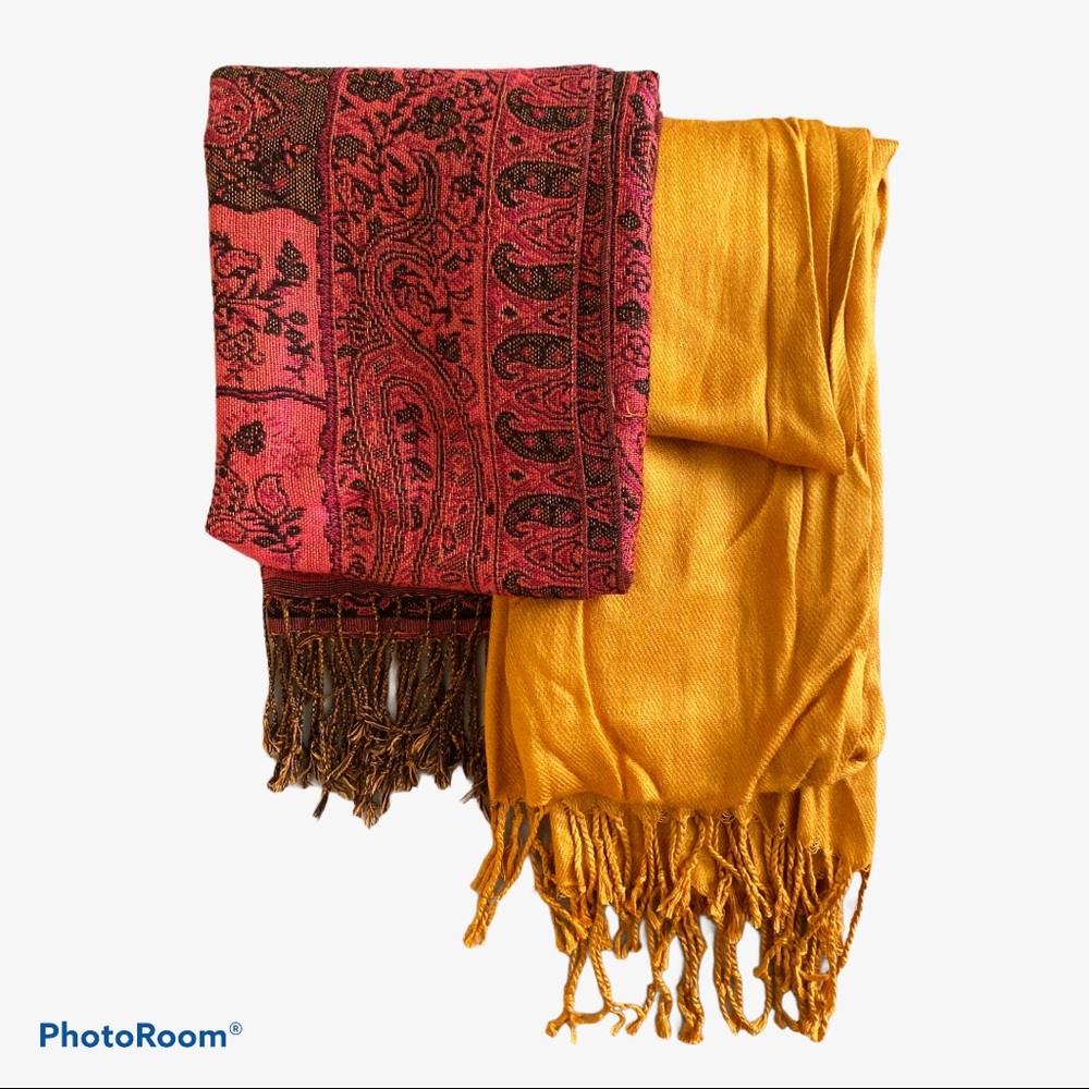 Bundle of scarves with fringes